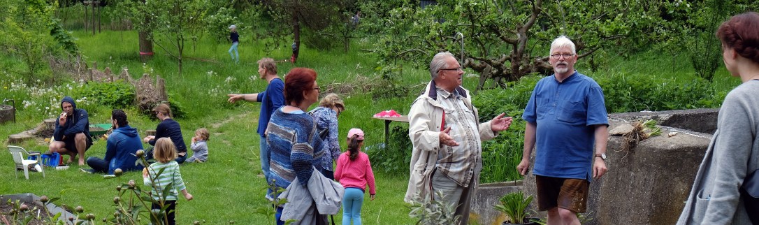 viele Gäste im Kulturgarten am Tag der offenen Gärten